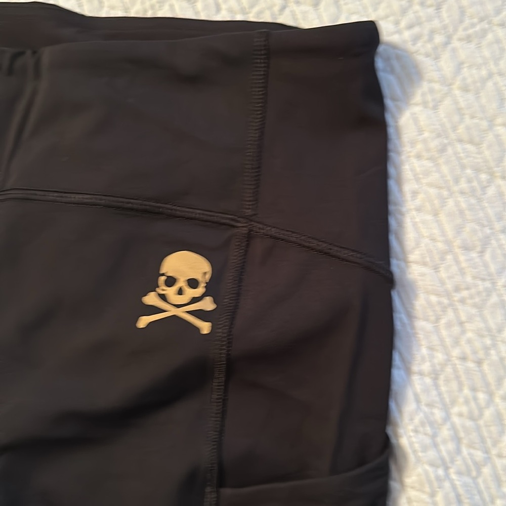 Lululemon capri black leggings gold New York with mesh